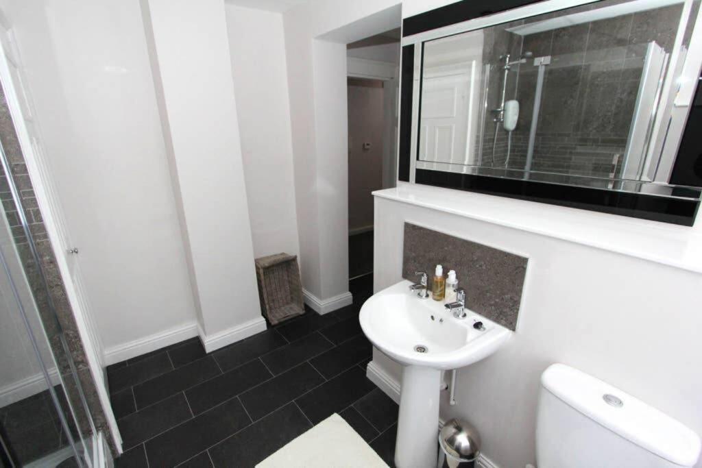Top Floor Character Apartment In The Heart Of The City Centre เชสเตอร์ ภายนอก รูปภาพ